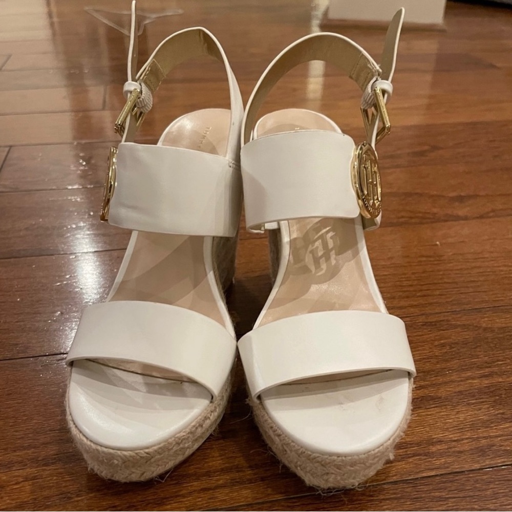 White Tommy Hilfiger Kahdy Sandal wedge. 7 1/2. Worn once.